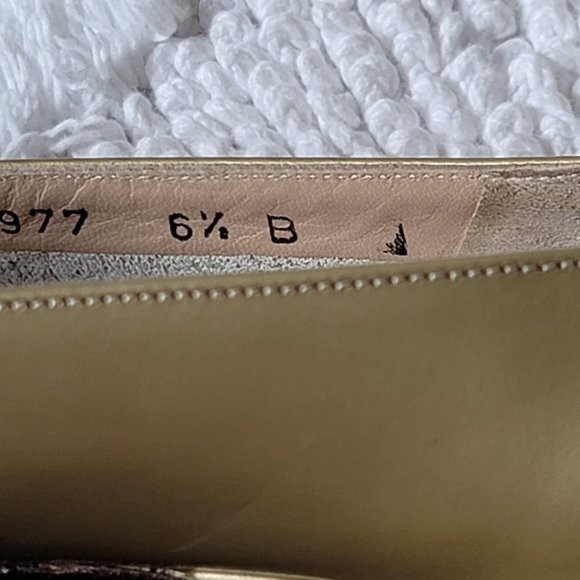 Salvatore Ferragamo Boutique Gold Vara Sz 6.5 B. SALE! Was $78 now $60 9/22/24 - Picture 4 of 8